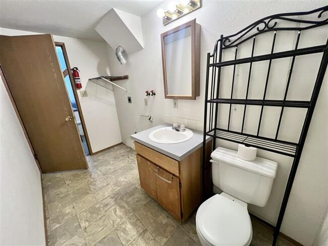 Building Photo - Relaxed 2-Bed, 1.5-Bath Home in a Quiet Gi...