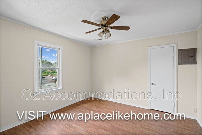 Building Photo - 563 S Ash Ave