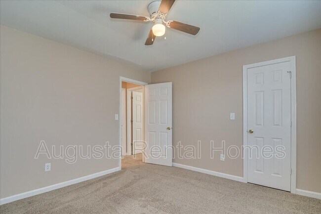 Building Photo - 207 Taylor Cir