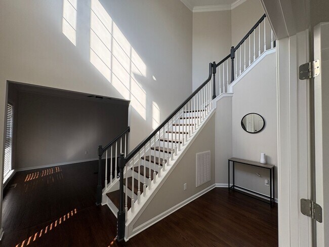 Building Photo - Beautiful and Spacious