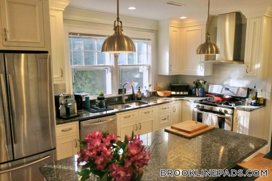 Building Photo - 281 Walnut St