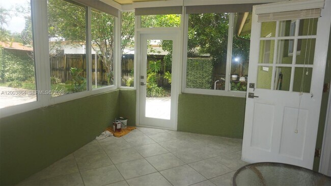 Building Photo - 853 NE 37th St