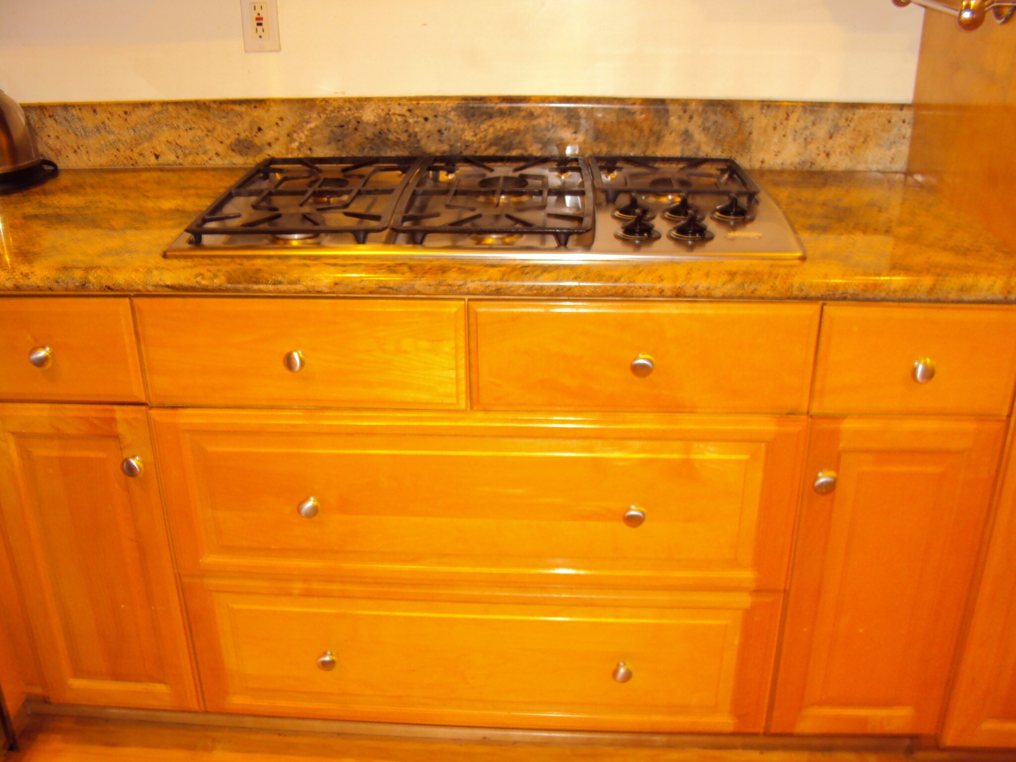 Gas stove 5 burners - 314 N Catalina Ave
