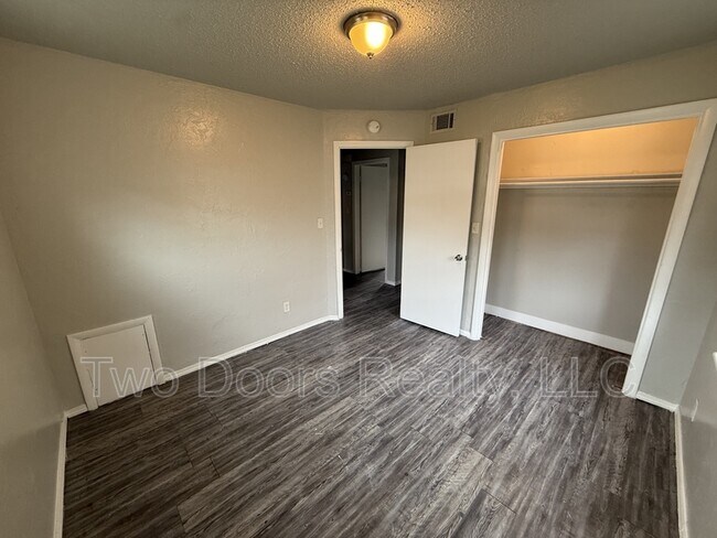 Building Photo - 605 SE 72nd St