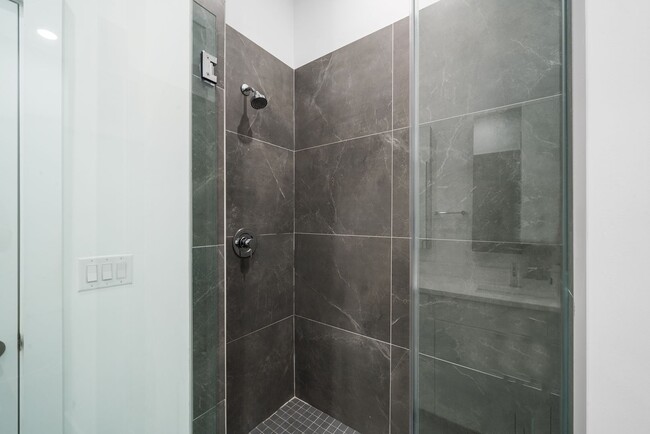 Building Photo - 4 Bed 3.5 Bath Townhomes 2176 sqft