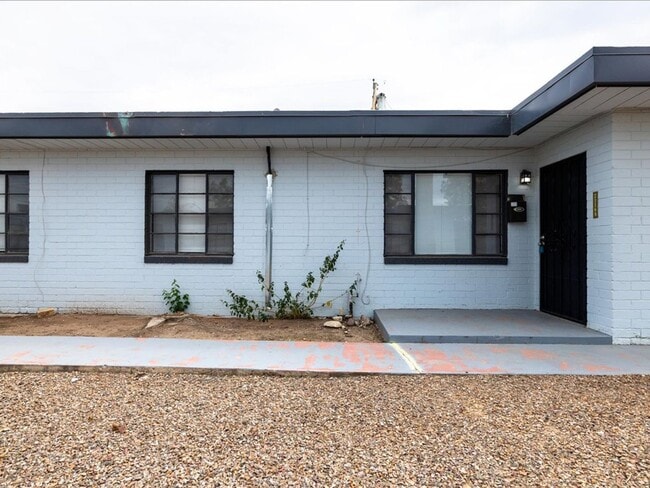 Building Photo - Cozy & Modern 2-Bedroom Home