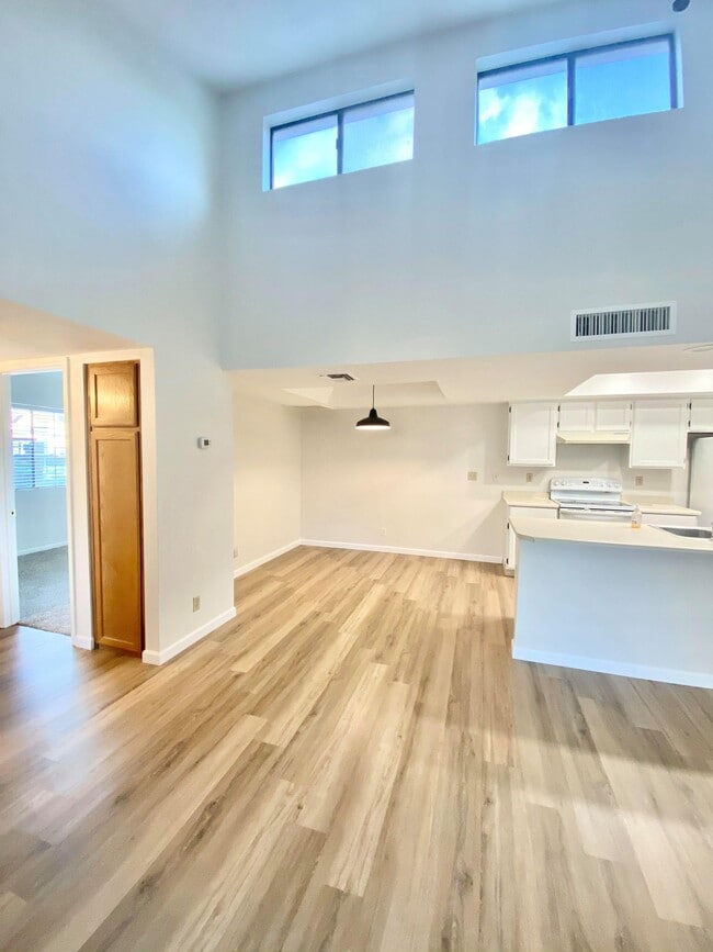 Building Photo - 633 W Southern Ave