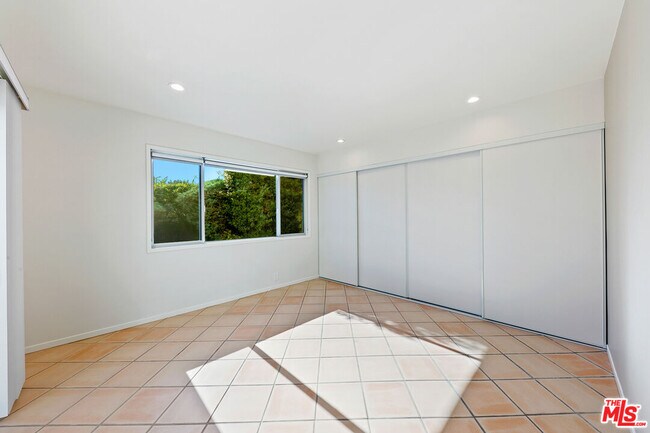 Building Photo - 1054 Enchanted Way