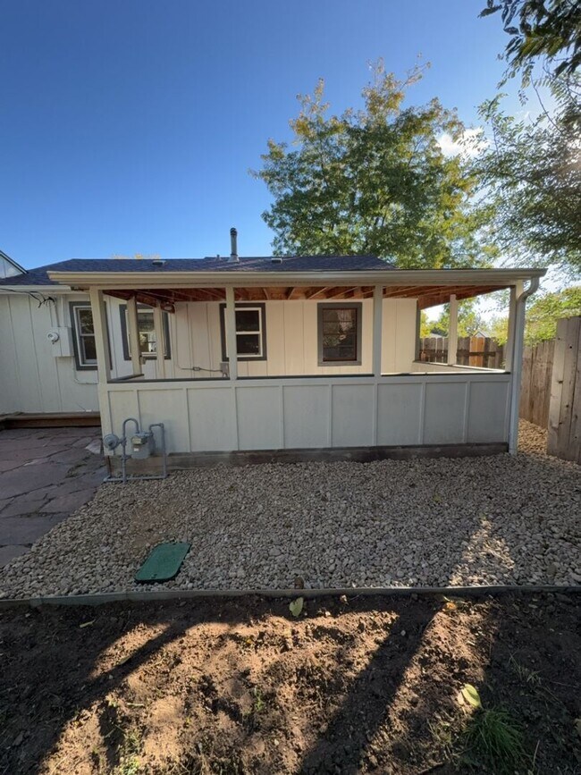 Building Photo - Beautifully Updated 3 Bedroom 2 Bath Home ...
