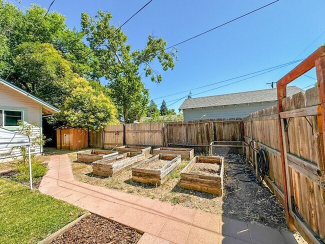 Building Photo - 5 Bedroom Home for Rent in Chico CA | Bonus Suite, Large Yard, Near Downtown & Bidwell Park