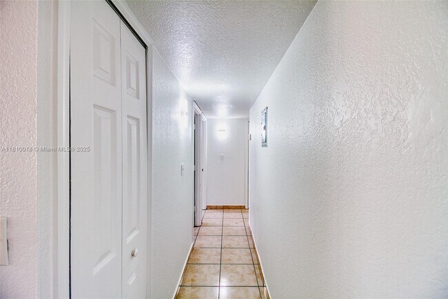 Building Photo - 606 W 81st St