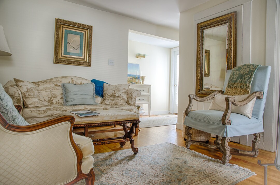 Living room - 142 Neal St