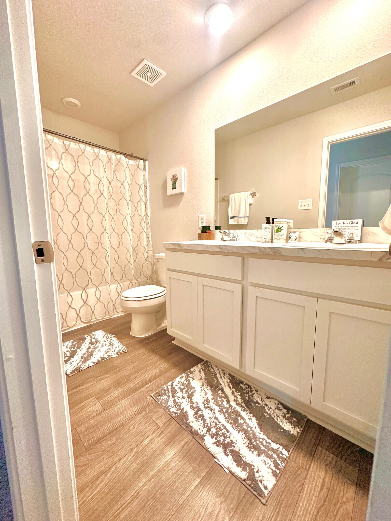 Bathroom upstairs with double vanity - 11040 Pelican Hill Ln