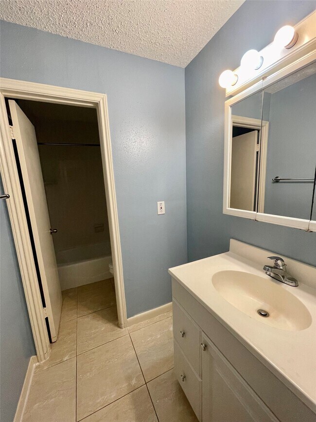 Building Photo - 3034 Mosby Dr