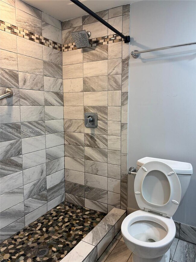 Building Photo - 702 Sunny Pine Way