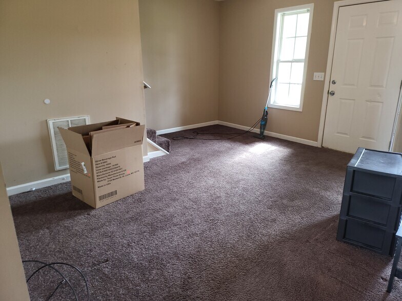 living room - 330 Mcpherson St