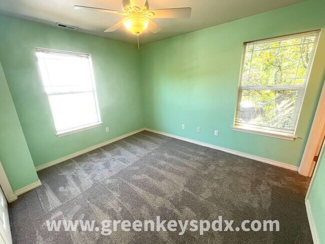 Building Photo - 3 Bedroom, 2.5 Bathroom Townhouse in N Por...
