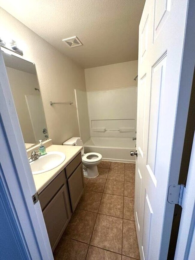 Building Photo - Spacious open concept duplex