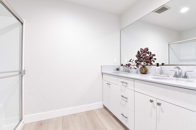 Building Photo - 925 N Elm Ave