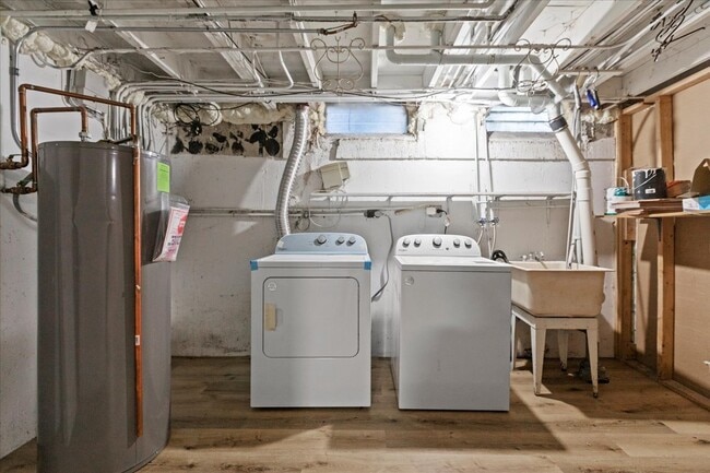 Building Photo - 1S239 Stratford Ln