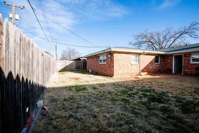 Building Photo - Beautiful 4 bedroom 2 bathroom house!