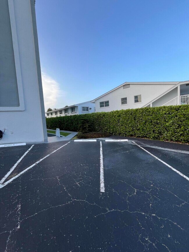 Building Photo - 155 Yacht Club Dr