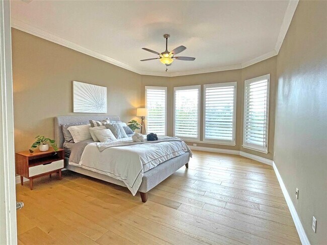 Building Photo - 9604 Big View Dr