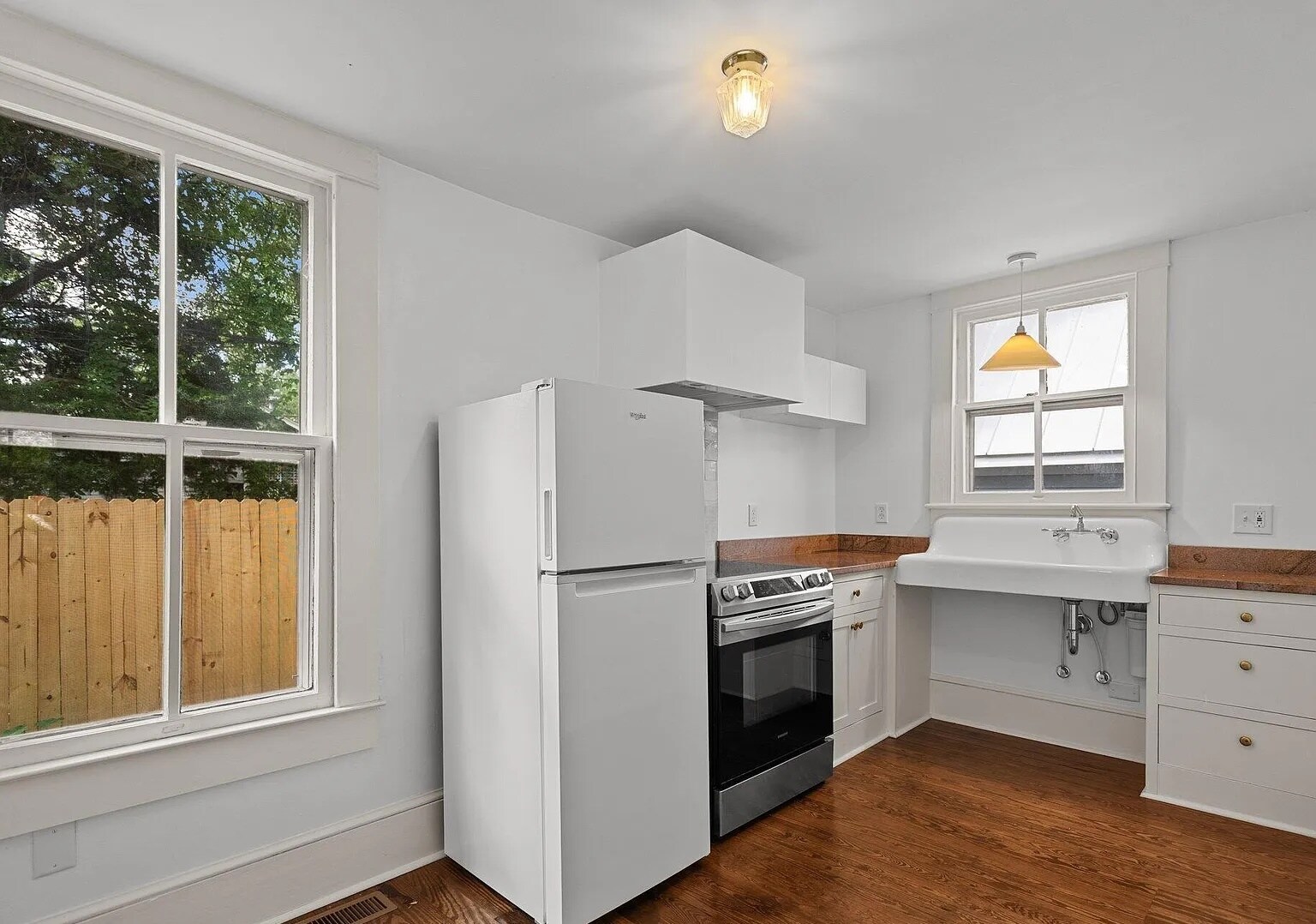 Kitchen - 1904 Wolcott Ave