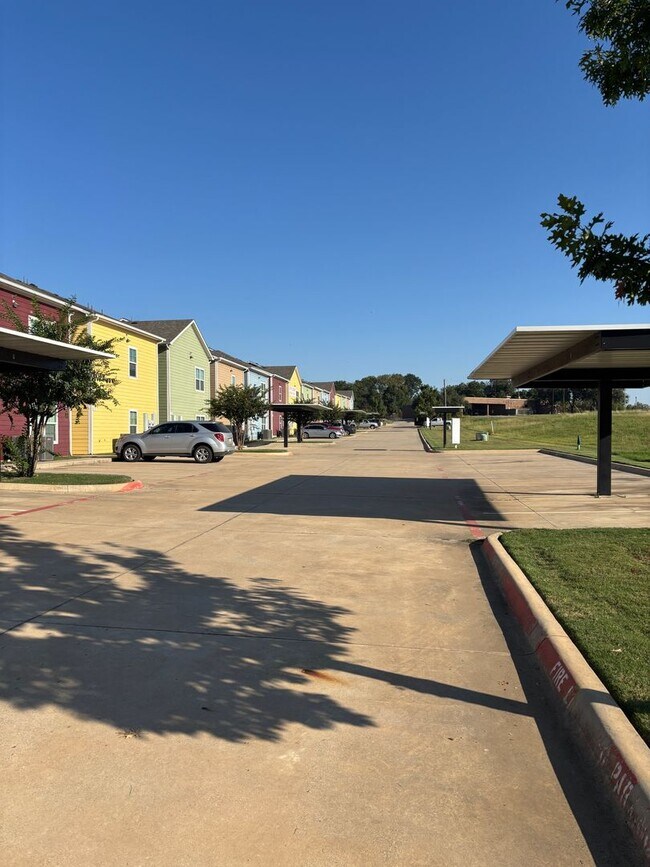 Building Photo - 2/2 Townhomes in Great Sherman Location! FREE MONTH Plus Three Discounted Months!