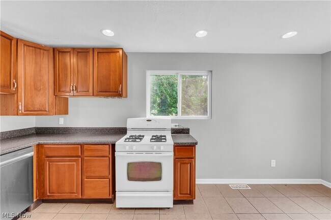Building Photo - 1083 Eastlake Dr