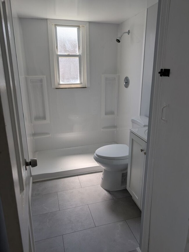 Building Photo - Spacious 5BR 2BA SFR w/ In-Unit W/D • Off Street Parking in Euclid