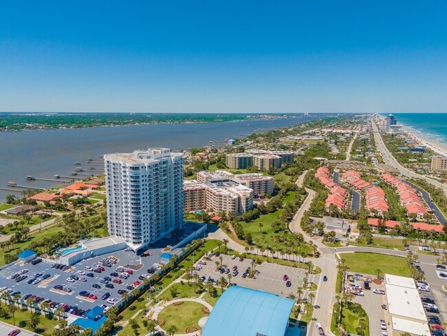 Building Photo - Furnished Waterfront 2 Bedroom Condo