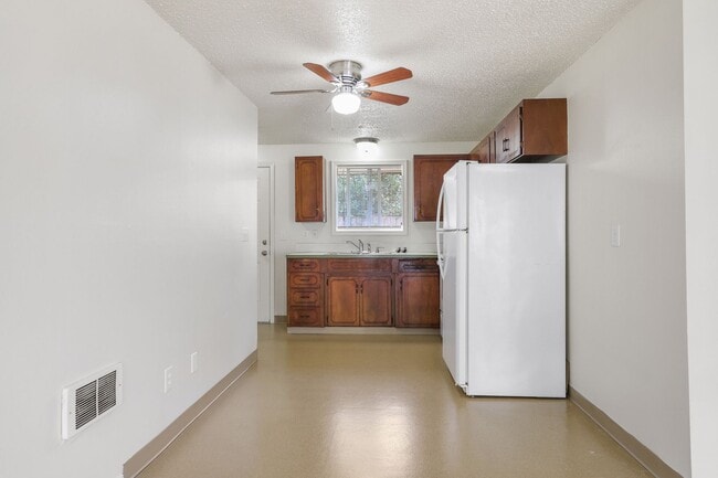 Building Photo - Move in ready! 2 bed 1 bath Olympia duplex!