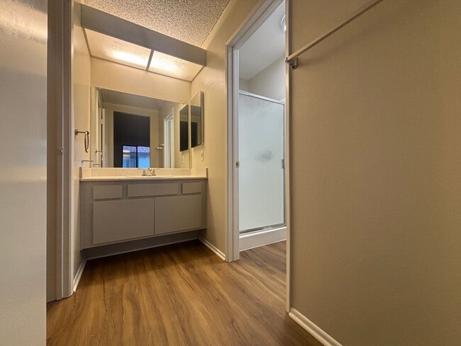 Building Photo - Beautiful 2-Bedroom Condo in Canyon Country!