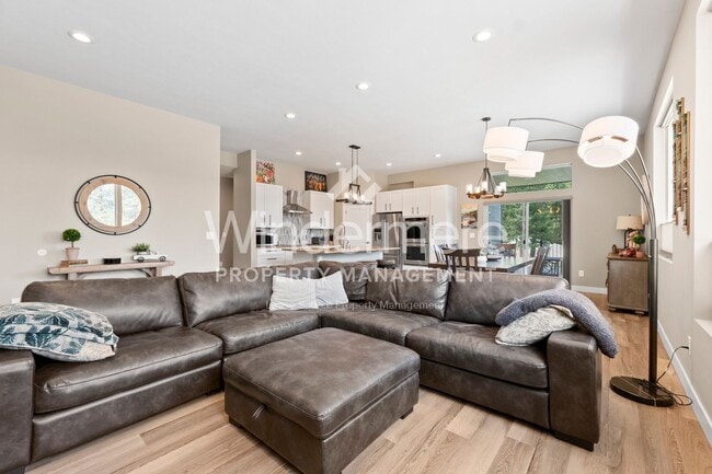 Building Photo - * Coming Soon 09/5/2025*Furnished or Unfur...