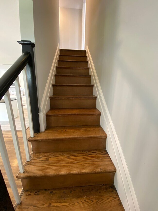 Building Photo - Updated 4 Bedroom Home Convenient to Carytown, Byrd Park And More. Available In July
