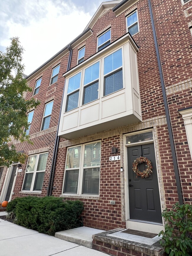 Building Photo - 214 S Newkirk St