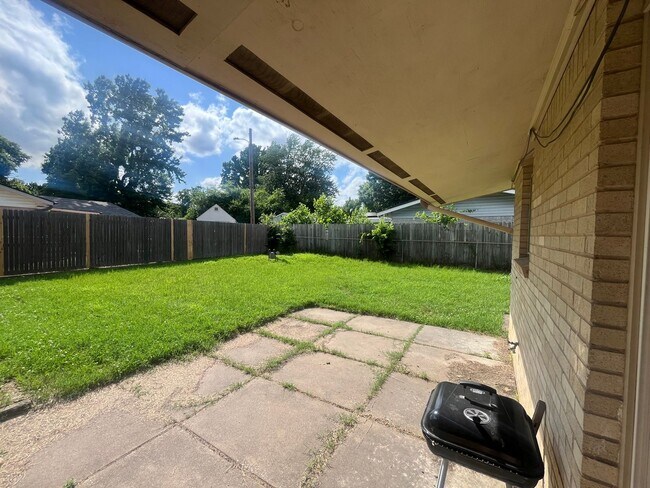 Building Photo - Light, bright, & Move- In ready with ultimate flexibility!