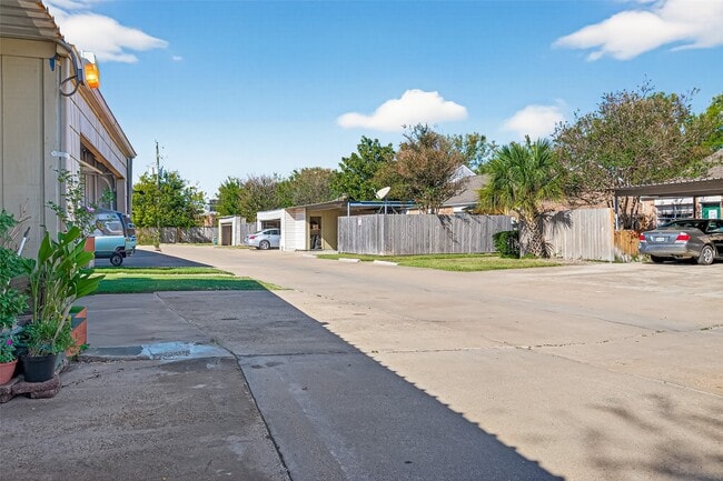 Building Photo - 9022 Wilcrest Dr