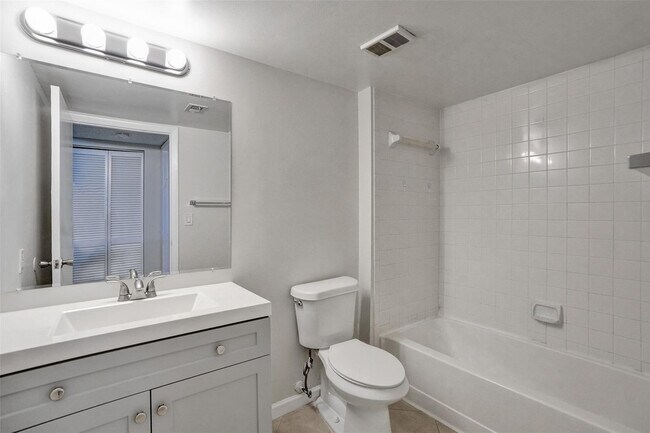 Building Photo - 9999 Summerbreeze Dr