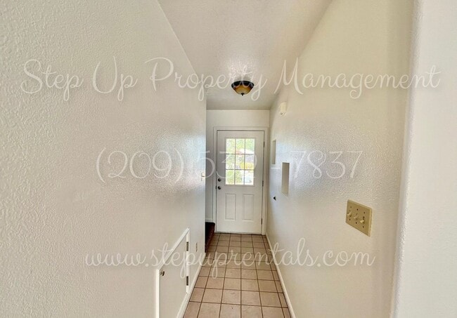 Building Photo - Splendid 2 Bedroom 1.5 Bath Townhouse Near...
