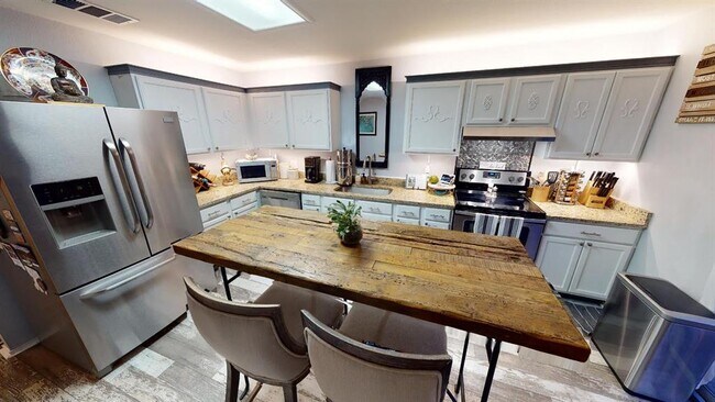 Building Photo - 6616 Piedras Blanco Dr