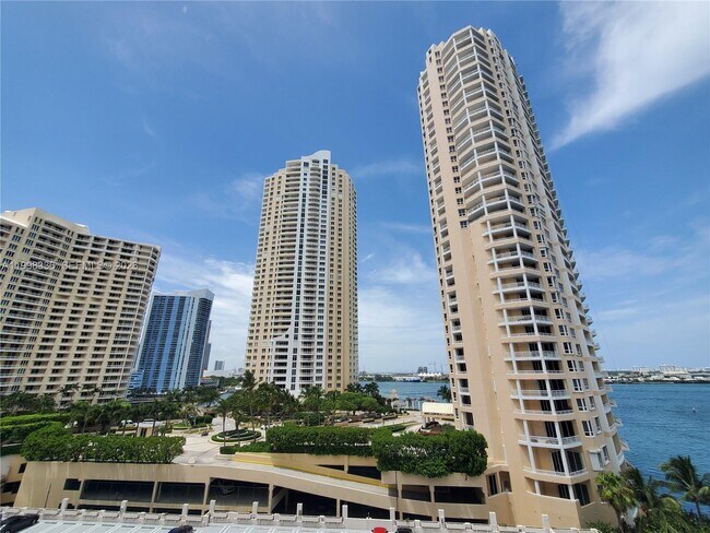 Building Photo - 540 Brickell Key Dr