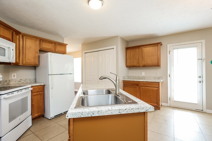 Building Photo - 7904 Rainey Dr