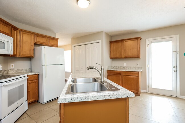 Building Photo - Inviting 3-Bedroom Nashville Home