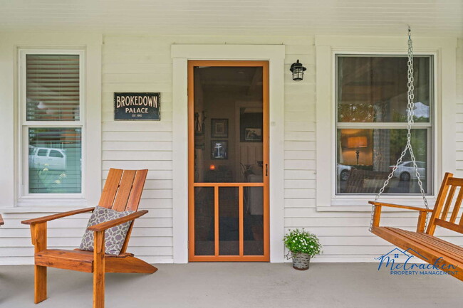 Building Photo - Charming 2-Bedroom Cottage with Modern Com...