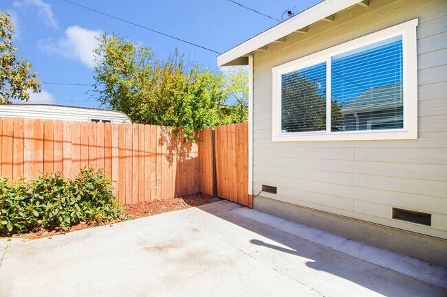 Building Photo - Olive Avenue Triplex