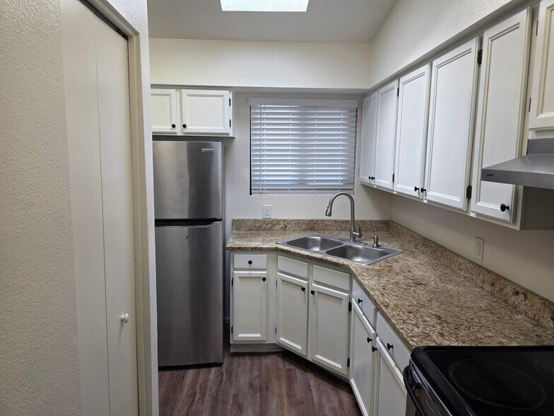 Building Photo - 1311 N Gila St