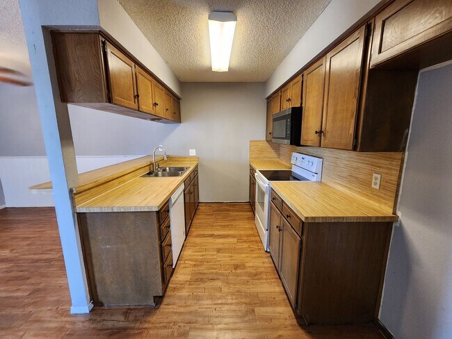 Building Photo - Cozy 2 Bedroom Duplex in Joshua
