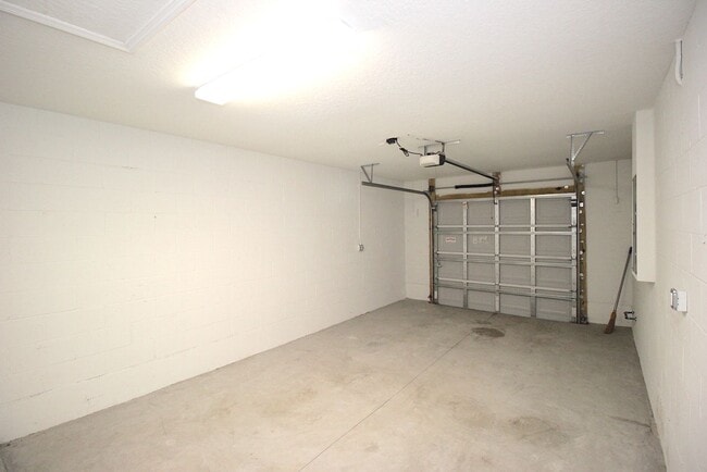 Building Photo - Roomy 3 Bed 2 Bath 1 Car Grg Home for rent...